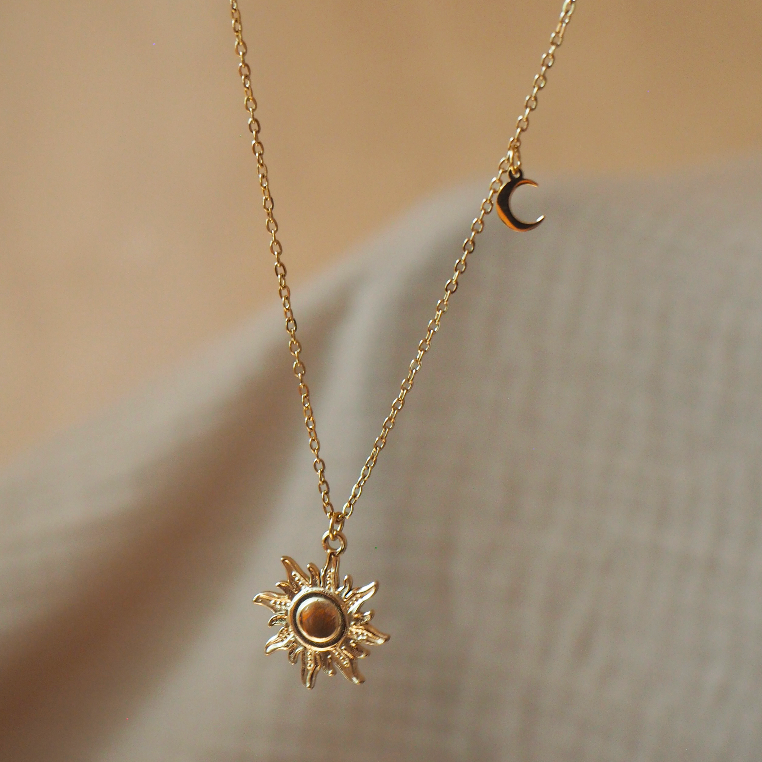 Collier astral doré soleil et lune