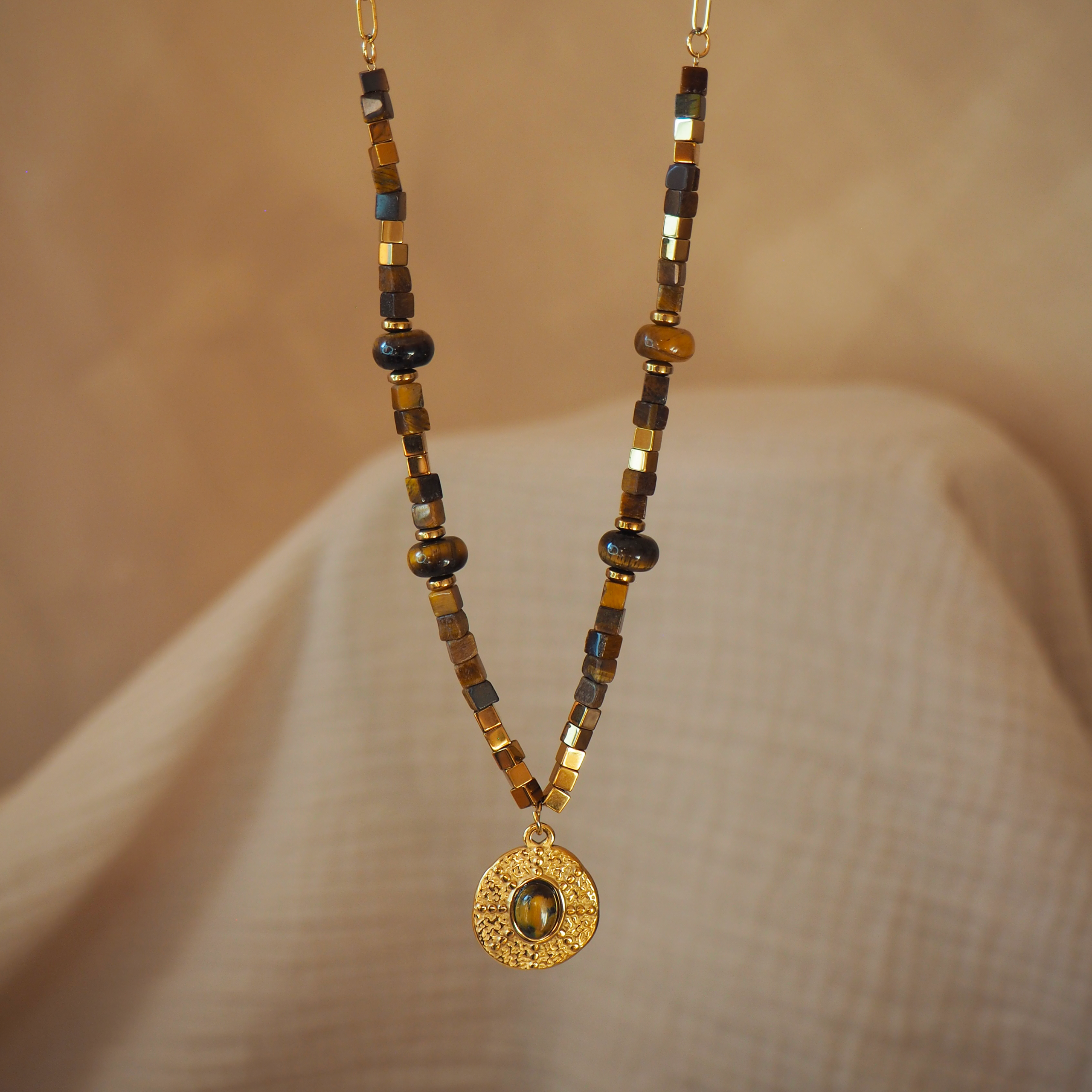 Collier plaqué or avec pierres nomades marrons