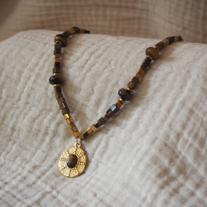 Collier en acier inoxydable plaqué or ethnique avec pierres