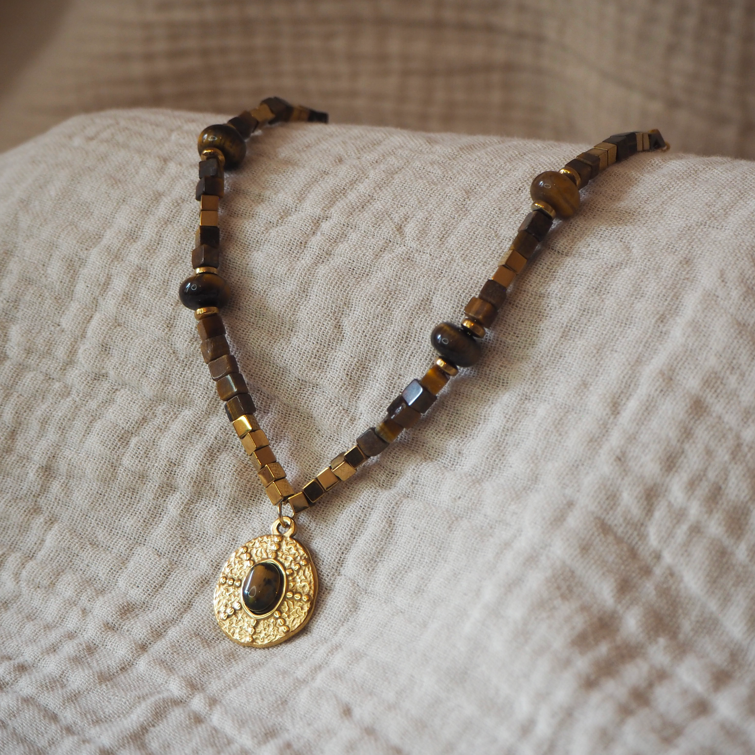 Collier en acier inoxydable plaqué or ethnique avec pierres