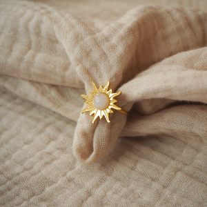 Bague soleil avec pierre blanche
