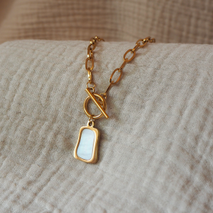 Collier en acier inoxydable et plaqué or maille large et pendentif nacré