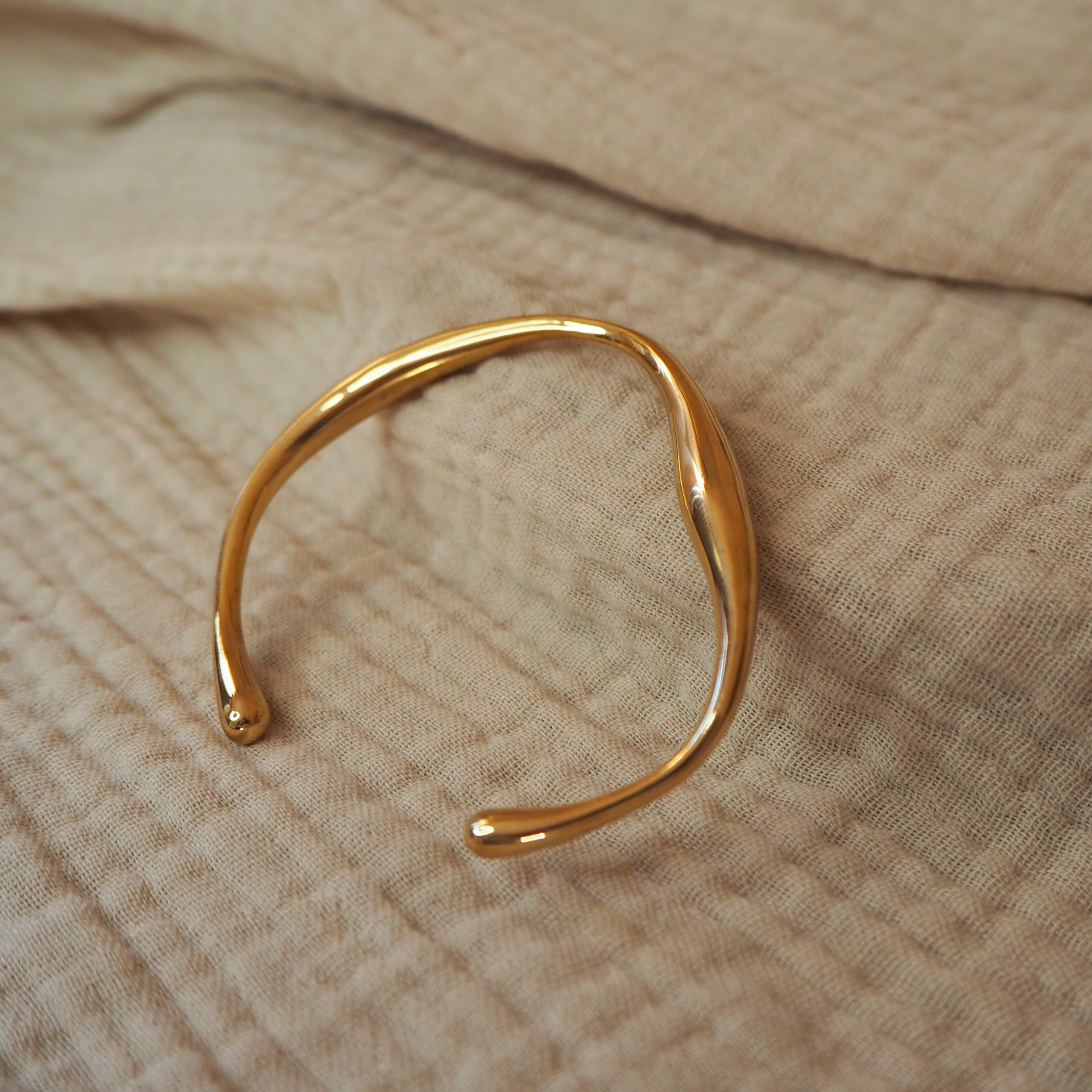 Bracelet géométrique type jonc doré