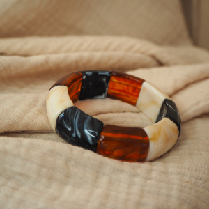 Bracelet en résine extensible avec plusieurs couleurs
