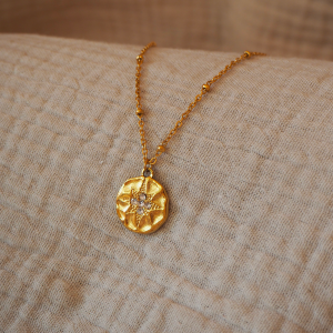 Collier en acier inoxydable avec pendentif or étoile strass