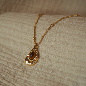 Collier avec chaine perlée et médaille texturée et pierre