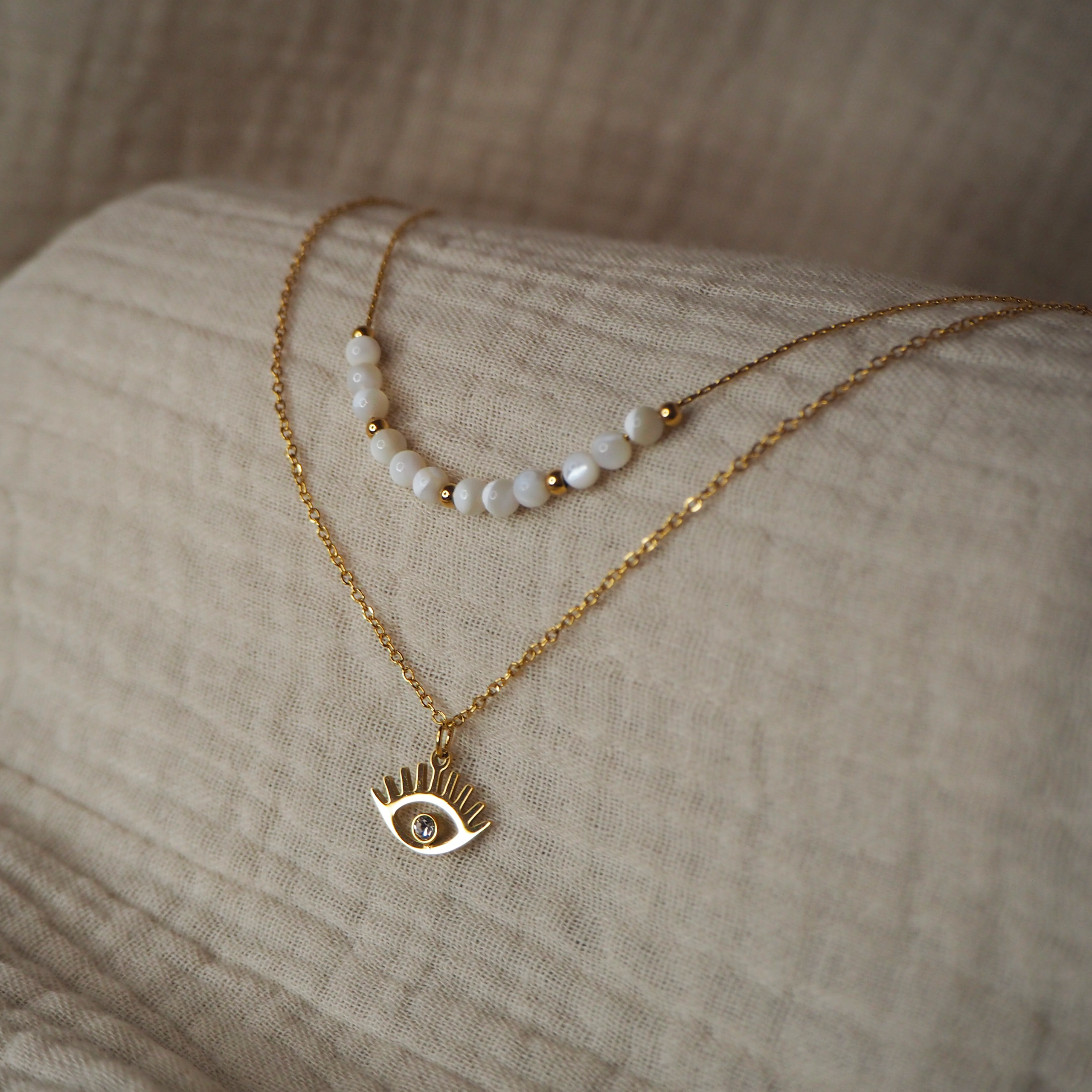 Collier double visio avec oeil de protection et perles blanches