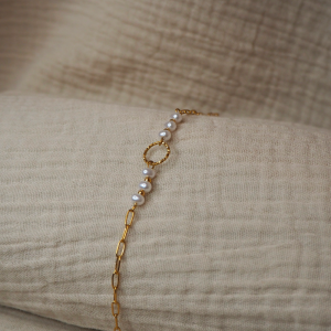 Bracelet en acier inoxydable avec rond et perles blanches