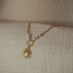 Julie cillier pendentif soleil avec perles blanchesn en acier inoxydable doré