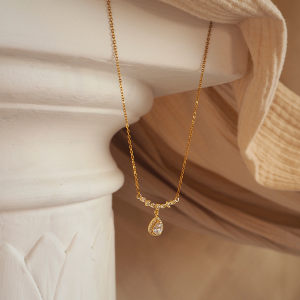 Collier élégant strass et pendentif goutte - en acier inoxydable et zircon