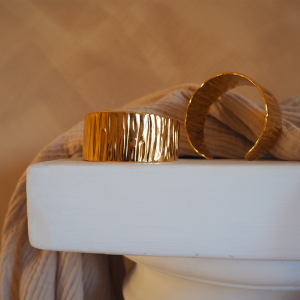 Bracelet manchette avec stries, en acier inoxydable